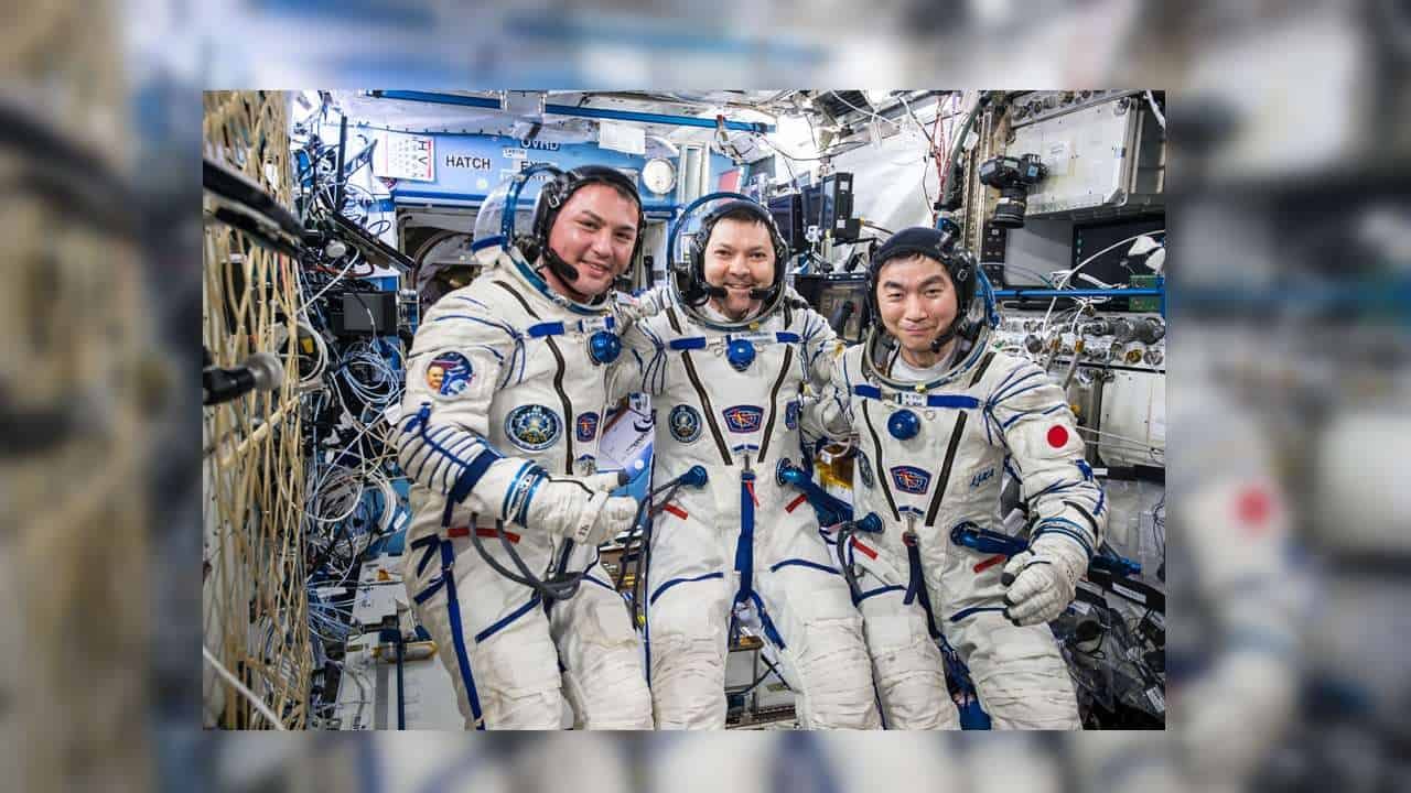 3 Astronauts Return To Earth