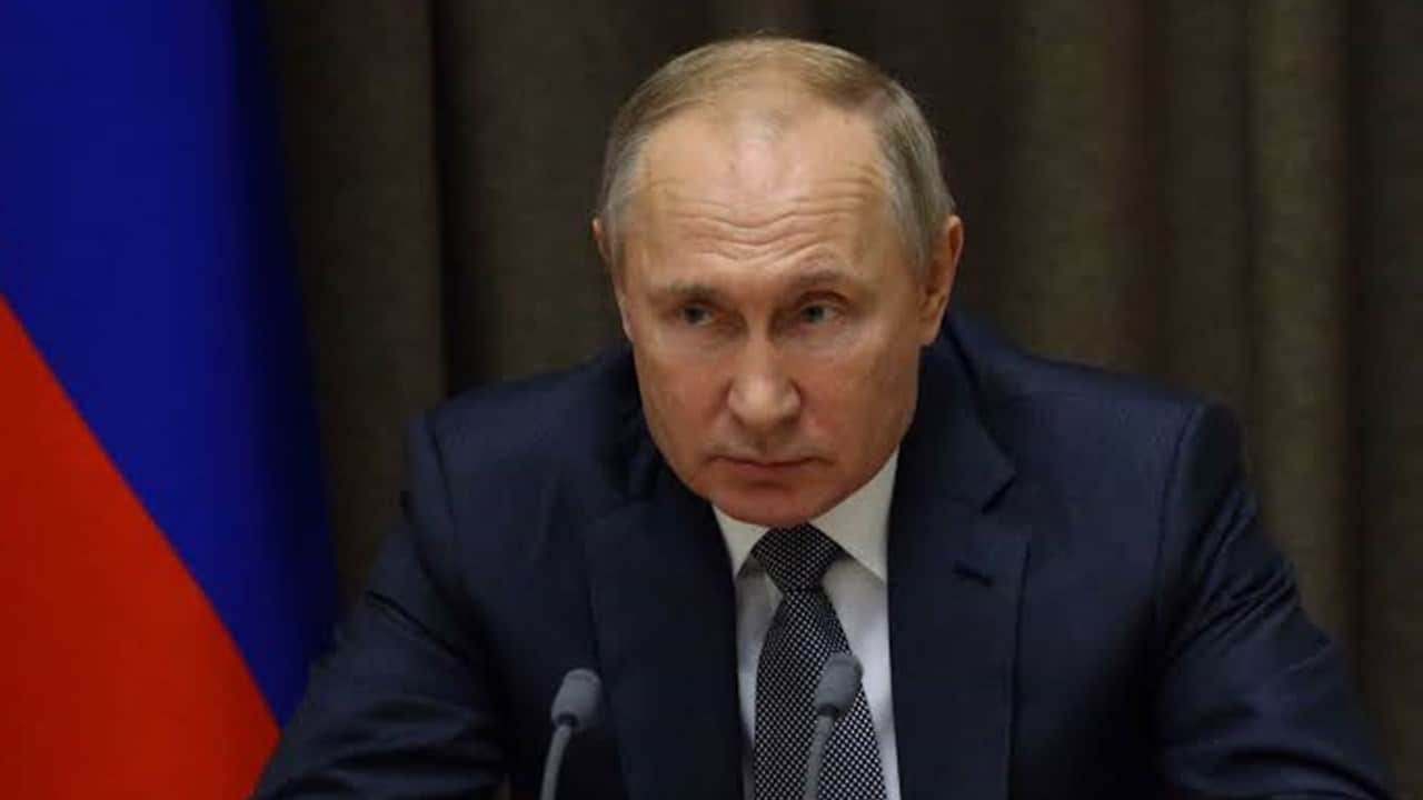 President Putin Signs Law Requiring Smartphones To Have Russian Apps