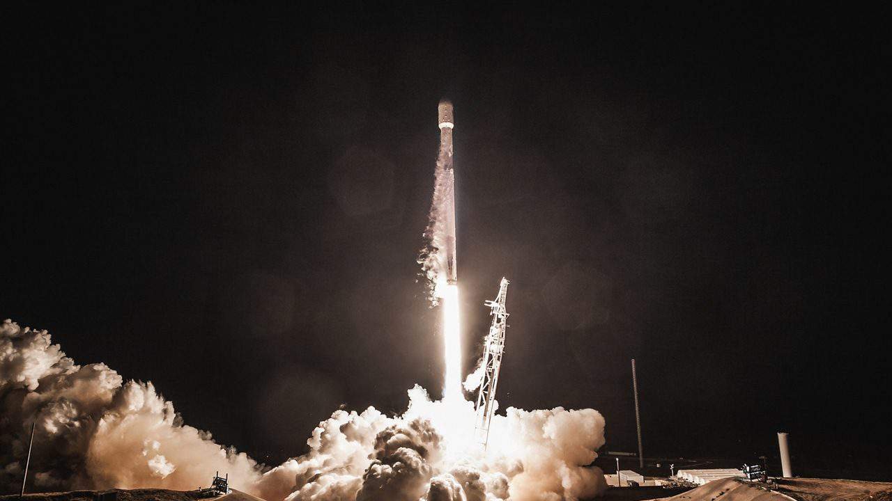 Space X Spacecraft With 'mighty Mice' Launches To Space