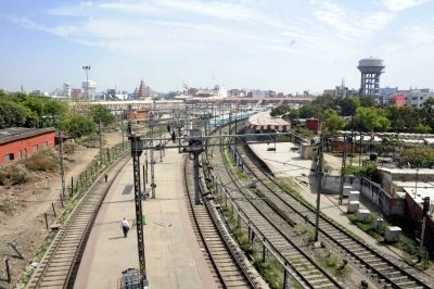 Covid 19 Railways Gives 11000 Food Packets Across Country