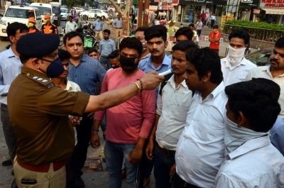 Despite Lockdown Commuters Throng At Delhi Borders
