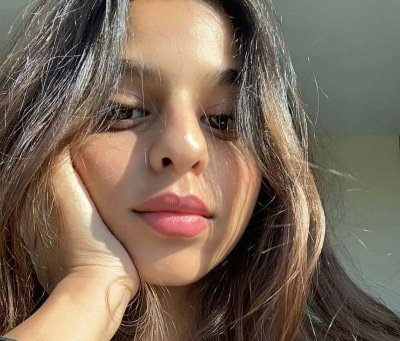 Lockdown Diaries Suhana Khan Learning Make Up