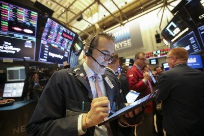 Us Stocks Go Down Despite Fed Relief Dow Falls 2700 Points