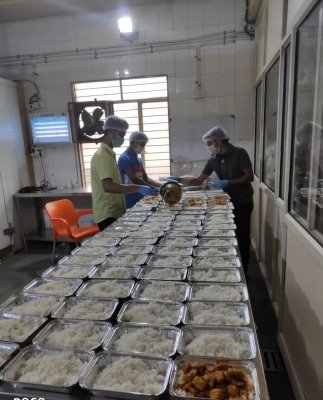 As Warden Of Migrants Camp Delhi Official Arranges Meals