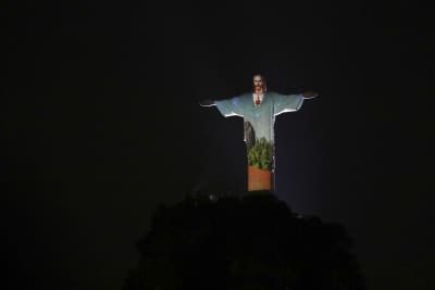 Brazils Christ The Redeemer Lit Up To Honour Medics