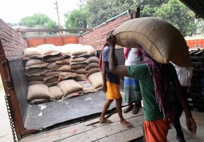 Ktaka Distributes 15 Lakh Food Packets To Migrant Labourers