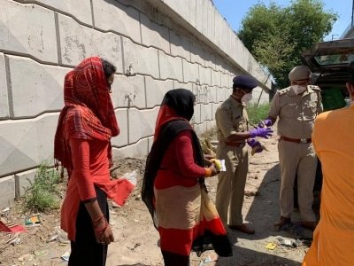 Love In The Time Of Corona Police Rwa Come To Aid Of Needy In Sarita Vihar