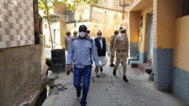 Rampur Dm Helps Rickshaw Puller During Lockdown