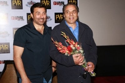 When Sunny Deol Had A Pillow Fight With Papa Dharmendra