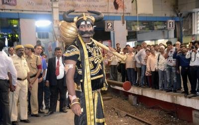 Yamraj Helps Police With Covid 19 Awareness In Andhras Kurnool