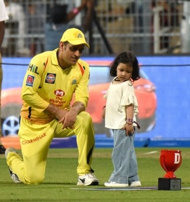 Ziva Turns Makeup Artist For Ms Dhoni