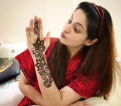 Atma Nirbhar Zareen Applies Eid Mehndi On Her Own