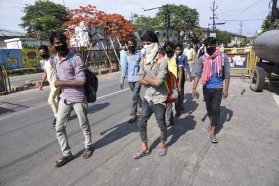 Fir Against 400 Migrants For Attacking Cops Sdm