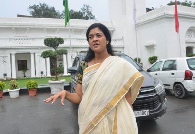 Fir Against Alka Lamba Over Unnao Rape Case Tweet
