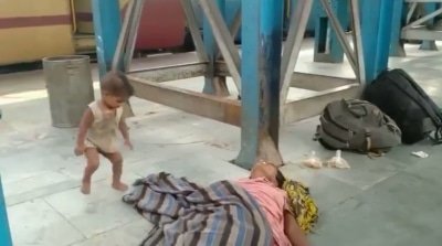 Heart Wrenching Video Shows Toddler Trying To Wake Up Dead Mother At Bihar Station