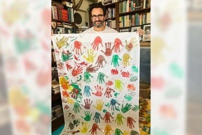 Kareena Saif Taimur Paint Hand Prints On Canvas