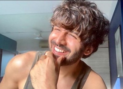 Kartik Aaryan Flaunts Low Pollution Ka Glow In New Pic