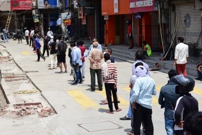 Long Queues Outside Liquor Shops In Noida Police Issues Challans