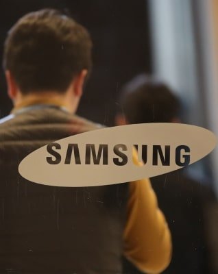 Samsung Files Patent For Phone With Status Indicator On Selfie Camera