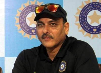 Shastri Meets Icc Regulations In Huddle With Dogs