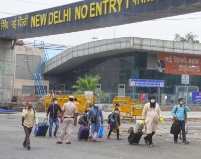 Stranded Hotel Workers Work As Coolies At New Delhi Station