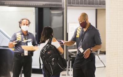 Covid 19 Cases Level Off In Canada