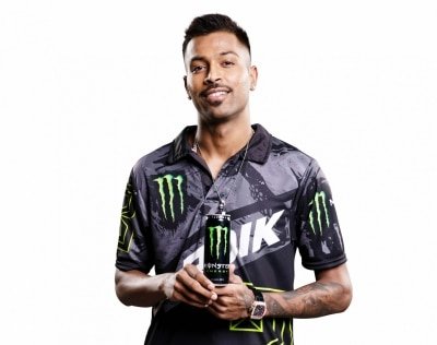 Hardik Pandya Enjoys A Game Of Carrom With Brothers