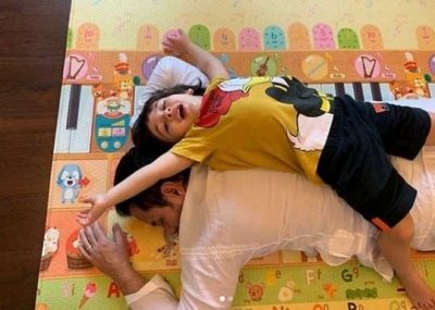 Kareena Floored By Saif And Sons Back To Back Photo Op