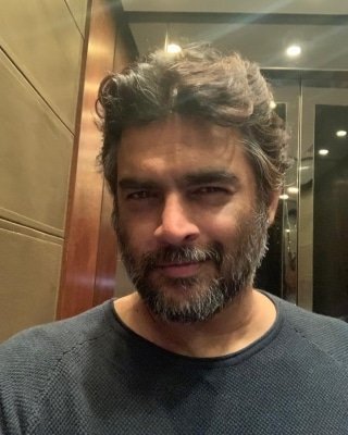 Madhavan Dedicates A Post To His Wife On Anniversary