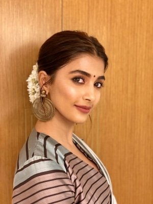 Pooja Hegde Posts Moments From Duvvada Jaggannadham Shoot