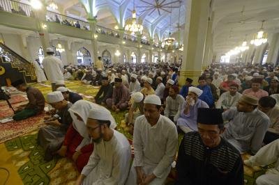 Singapore Mosques Partially Reopen