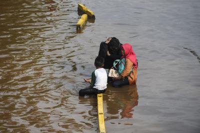 21 Dead 31 Missing In Indonesia Flash Floods