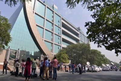 Cbi Arrests 2 Hdfc Bank Staff In Rs 2l Graft Case Ld