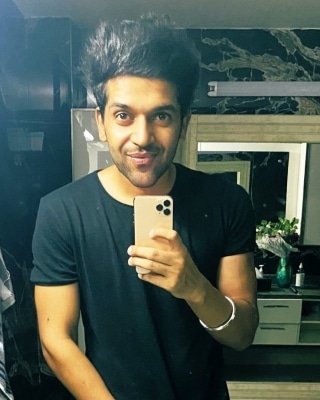 Guru Randhawa Poses For Late Night Selfie