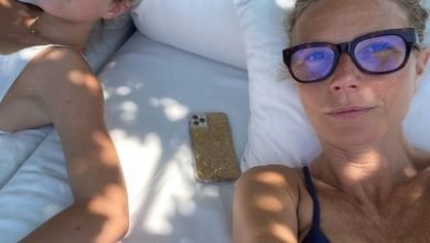 Gwyneth Paltrow Daughter Pose For Summertime Selfie