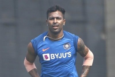 Kohli Lauds Hardik For Fly Push Ups Takes Up The Challenge