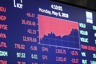 Us Stocks Open Lower Amid Earnings Reports