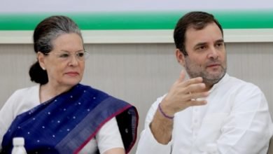 Cwc Sonia Offers To Step Down Manmohan Urges Her To Continue