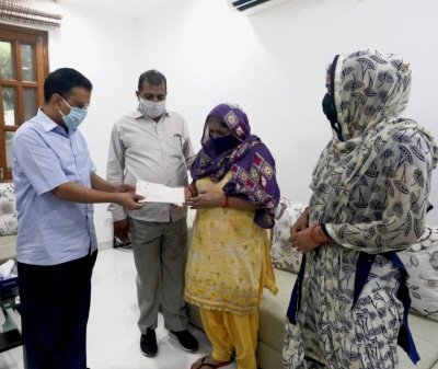 Kejriwal Meets Deceased Firefighters Family Offers Rs 1 Cr Aid