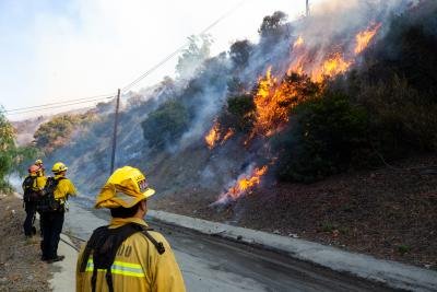 Wildfire Near La Threatens 5000 Structures