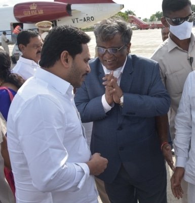 Andhra Cm Returns From Delhi On Way To Tirupati Temple