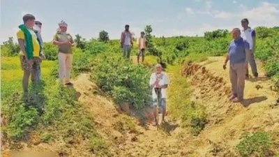 Bihars Canal Man Loungi Gifted Tractor