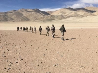 Indian Soldiers Tells Chinese Troops To Stop Incursion Attempts Puts Up Barbed Wires