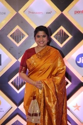 Renuka Shahane And Kanganas War Of Tweets Over Mumbai