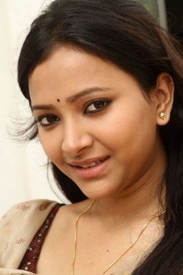 Shweta Basu Prasad Did Her Make Up For Comedy Couple