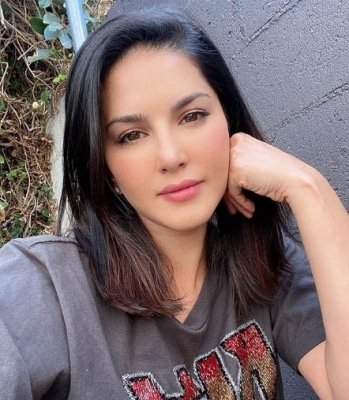 Sunny Leone And Daughters Tryst With Art